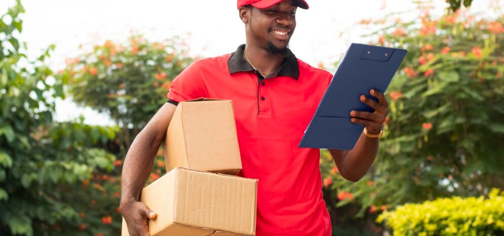 close-up-delivery-person-with-parcels (2)